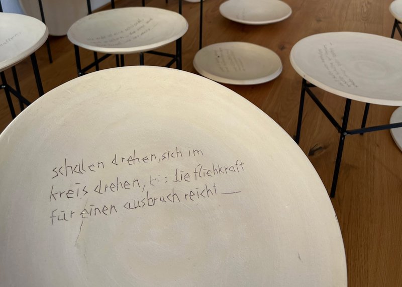 Pop-up in Hohenems von Ferdinand Ruef | zeitlose Keramik und Zeichnungen auf Porzellan