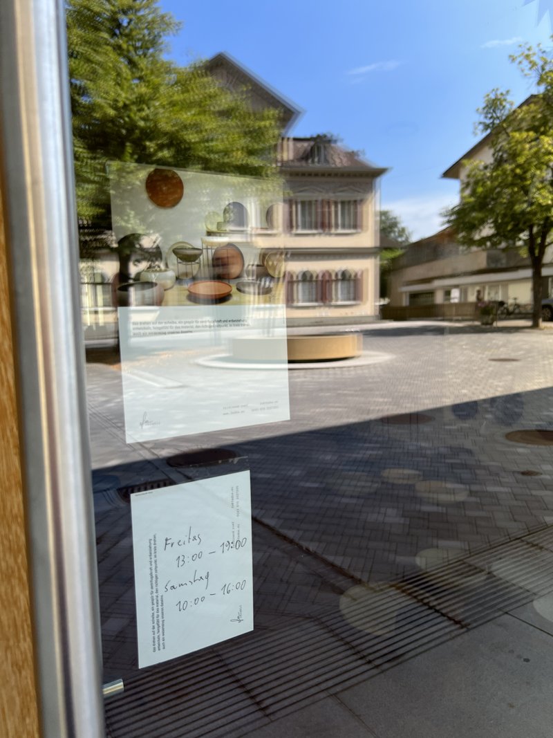 Pop-up in Hohenems von Ferdinand Ruef | zeitlose Keramik und Zeichnungen auf Porzellan